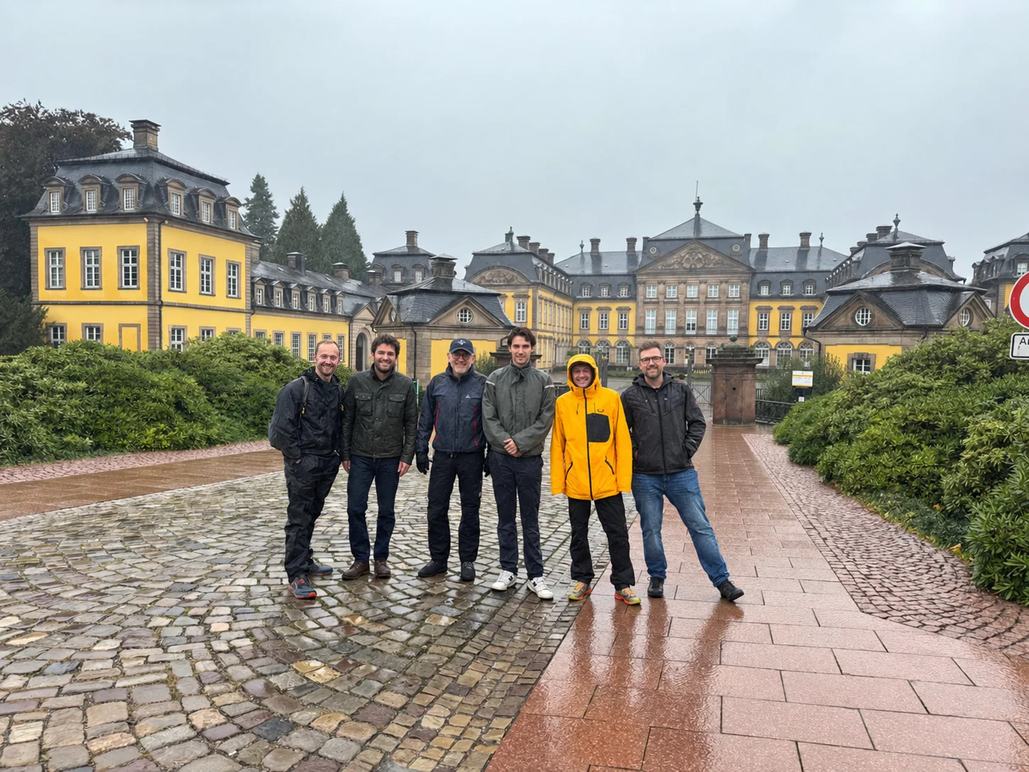 Mitglieder des Fokusinvestor Investment Clubs bei einem persönlichen Treffen vor Schloss Arolsen; Gesichter anderer Teilnehmender wurden durch synthetische Identitäten ersetzt
